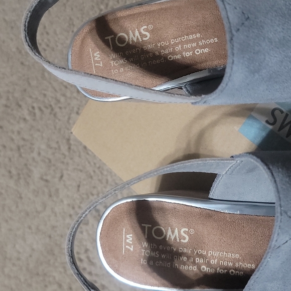 Tom's Poppy Gray & Silver Sandals Size 7 - Picture 2 of 5